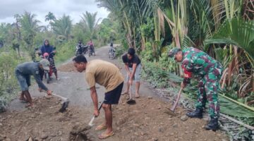 Babinsa Koramil 03 Senagan Timur Membersihkan Jalan Dan Parit di desa Binaan 