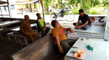 Babinsa Ciptakan Keakraban dengan Warga Binaan Melalui Komsos