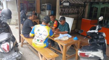 Babinsa Koramil 0201-04/MK Perkuat Silaturahmi Antara TNI dan Masyarakat di Rumah Warga