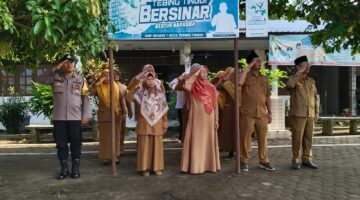 Kanit Binmas Polsek Padanghilir Pimpin Upacara Bendera Di SMP Negeri 7