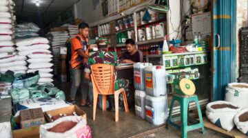 Babinsa Cek Harga Pupuk, Pastikan Ketersediaan dan Harga Wajar