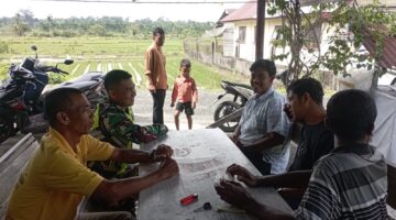 Babinsa Koramil 04 Beutong laksanakan komunikasi sosial dengan masyarakat di desa Meunasah Dayah Kecamatan Beutong