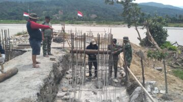 Jembatan Gantung Perintis Capai 45 Persen, Babinsa Terus Kebut Pekerjaannya