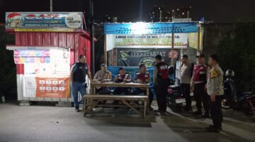 Jaga Jakarta, Jaga Lingkungan : Polsek Metro Penjaringan Intensifkan Patroli Malam Antisipasi Tawuran dan Kejahatan Jalanan 
