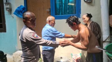 Sentuh Hati Warga, Bhabinkamtibmas Kapuk Muara Salurkan Bansos 