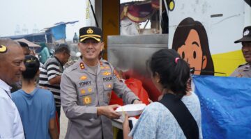 Wakapolres Metro Jakut Bagikan 250 Paket Makanan Gratis di Kampung Kerang Hijau