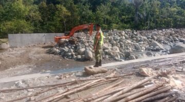 Babinsa Patroli Cek Pembangunan Irigasi di Wilayah Binaan