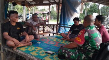 Ngobrol Santai di Gazebo, Pesan Serius Babinsa Ini Bikin Pemuda Tersentuh: “Jangan Rusak Masa Depan”   