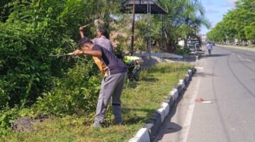 Babinsa Gotong Royong Bersihkan Jalan, Wujudkan Lingkungan Bersih dan Sehat