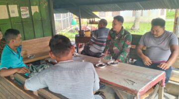 Babinsa Koramil 03 Senagan Timur komsos dengan warga desa binaan