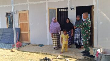 Babinsa Komsos di Huntara, Ajak Warga Jaga Kebersihan Lingkungan