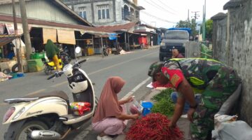 laksanakan peninjauan harga bahan pokok di Pasar tradisional di Ullejalan