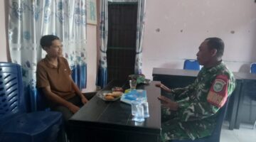 Babinsa Koramil 03 Senagan Timur komsos dengan warga desa binaan