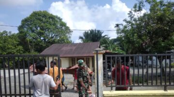 Babinsa Koramil 02/Seunagan Laksanakan Karya Bhakti Bersama Warga Di Desa Binaan