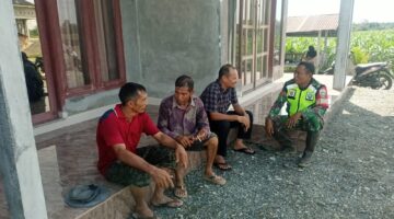 Babinsa jalin komsos dengan masyarakat desa binaan