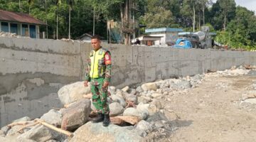 Babinsa Posramil Deleng Pokhkisen Kawal Perbaikan Tanggul Sungai Pasca Bencana Banjir