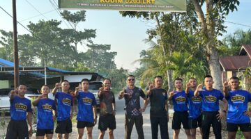 Bersama Anak-anak Desa Pasar Rawa,Satgas TMMD 128 Binsik Lari Sore 