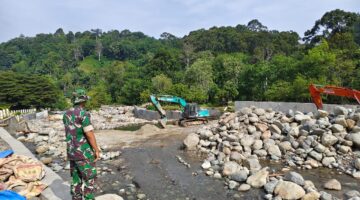 Babinsa Cek Kondisi Pembangunan Tanggul Irigasi Persawahan Desa Binaan