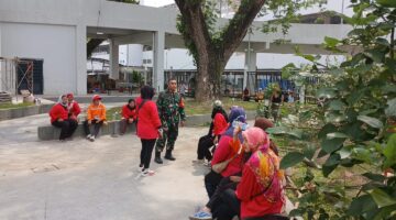 Ciptakan Kebersihan Lingkungan Sertu Sutiono Komsos Dengan Petugas Kebersihan