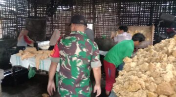 Babinsa Koramil 14/PB.Kodim 0201-Medan Pendampingan Bagi Pelaku Usaha Mikro Kecil Menengah (UMKM) Pembuatan Usaha Kerupuk Opak 