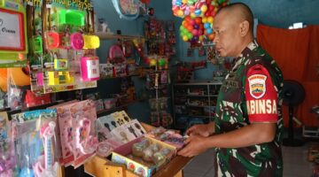 Beri Himbauan dan Sosialisasi Babinsa Sambangi Toko Mainan Diwilayah Binaan