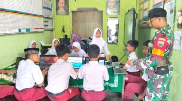 Personel Babinsa Koramil 14/PB Serda Agus Edy S Komsos SD Swasta Muhammadiyah