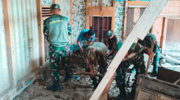 Pererat Hubungan Silaturahmi yang Baik Babinsa Bantu Bersihkan rumah Warga