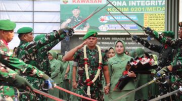 Prajurit Petarung Gelar Tradisi Korps Pedang Pora Penyambutan dan Pelepasan Komandan Kodim 0201/Medan