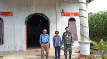 Babinsa HK. Sipayung Hadiri Ibadah Minggu, Bukti Nyata TNI Selalu Dekat dengan Rakyat