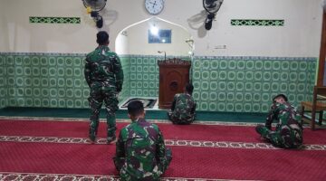 Personel Satgas TMMD Kumandangkan Adzan Subuh, Wujudkan Kebersamaan dengan Warga