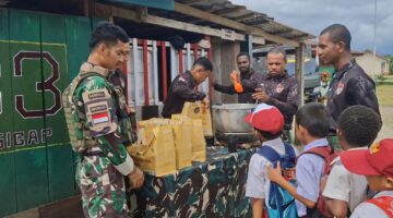 Satgas Pamtas Kewilayahan RI-PNG Yonif 763/SBA Berbagi Kebahagiaan Bersama Anak-Anak Distrik Fef