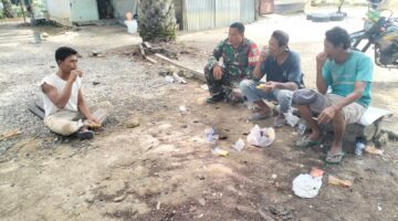 Pererat Silaturahmi, Babinsa Posramil Tadu Raya Gelar Komsos Bersama Warga Desa Rantau Selamat