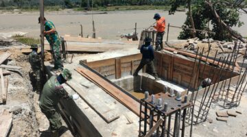 Babinsa Jajaran Kodim 0108/Agara dan Warga Buka Mal Pondasi Tiang Jembatan Gantung Perintis