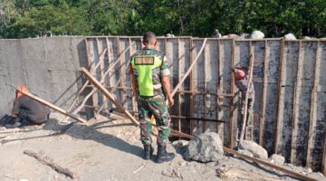 Babinsa Terus Pantau Pembangunan Tanggul Irigasi untuk Optimalkan Pertanian Warga
