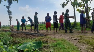 Terik Matahari Tak Padamkan Semangat Bekerja