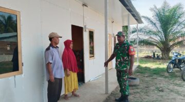 Babinsa Sambangi Warga Huntara Beri Semangat dan Jaga Silaturahmi