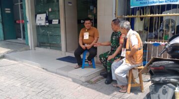 Babinsa Komsos dengan Jukir Parkir di Kompleks Asia Mega Mas, Tegaskan Penggunaan Atribut Resmi