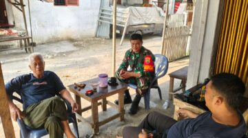 Sertu JP Siahaan Melaksanakan Kegiatan Anjangsana dan Komsos di Daerah Binaannya