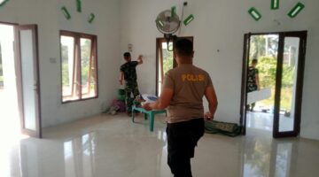 Tingkatkan Kualitas Sarana Ibadah Warga Desa Pasar Rawa,Satgas TMMD Renovasi Mushola 