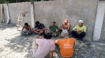 Babinsa 02/Seunagan Jalin Komsos Dengan Pekerja Pembangunan KDKMP Di Desa Binaan