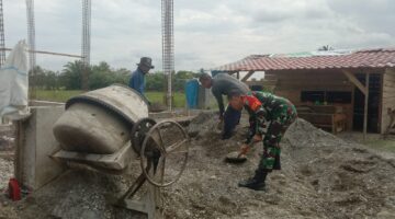 Tetap semangat dan Kompak Babinsa Koramil 03 Senagan Timur Bantu Warga Membangun Ruko di Desa Binaan