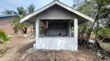 Dibawah Panas Terik Matahari,Satgas Kebut Pembangunan Pos Kamling Desa Pasar Rawa,Hasilnya 96%