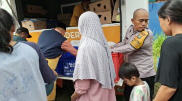 Polsek Metro Penjaringan Hadir untuk Warga, Ribuan Paket Makanan Dibagikan di Kapuk Muara
