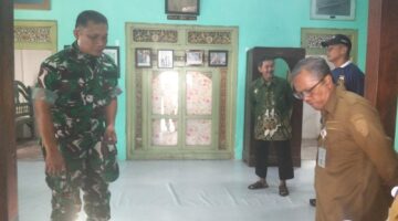 Danramil 03 Serengan Dampingi Sekda Kota Surakarta Cek Rumah Pahlawan Brigjen Slamet Riyadi Yang Mau Di Rehab