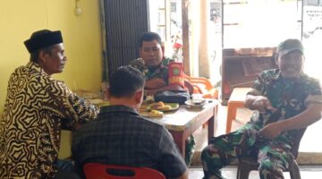 Babinsa Koramil 05/Darul Makmur Laksanakan Komsos dengan Warga Desa Binaan