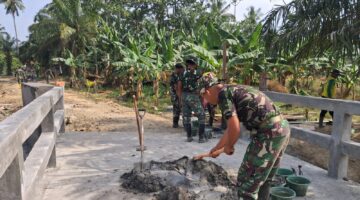 Kayu Usang Disulap TNI Menjadi Jembatan Kokoh,Menjawab Kebutuhan Warga Pasar Rawa akan Akses Lebih Layak