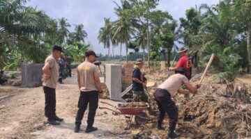 Peluh Bercucuran Dibawah Panasnya Terik Matahari,TNI Polri dan Warga Genjot Pembangunan Jembatan TMMD 128 Pasar Rawa