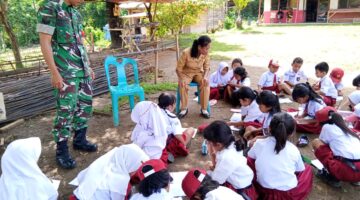 Babinsa Koramil 04/Tigalingga Sambangi Siswa SD Barisan Tigor yang Belajar di Alam Terbuka, Berikan Semangat Belajar