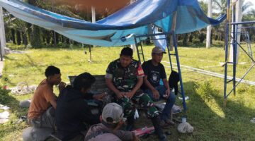 Babinsa Koramil 05/Darul Makmur Laksanakan Komsos dengan Warga Desa Binaan