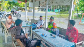 Babinsa Komsos Untuk Menjalin Silaturahmi Dengan Masyarakat Di Desa Binaan